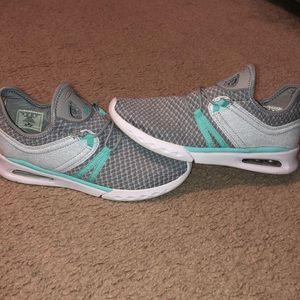 7.5 women’s Rise brand tennis shoes